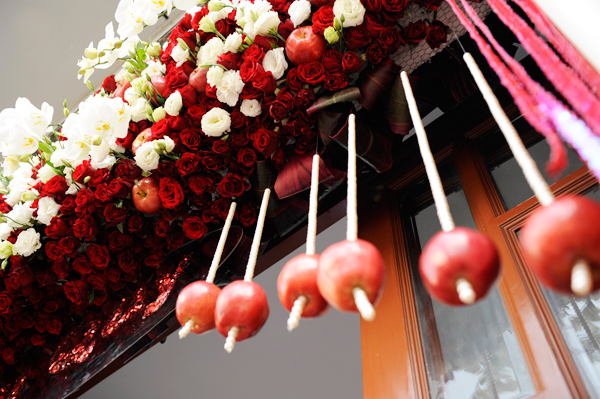 trang trí tiệc cưới đỏ tím - hình minh họa 2