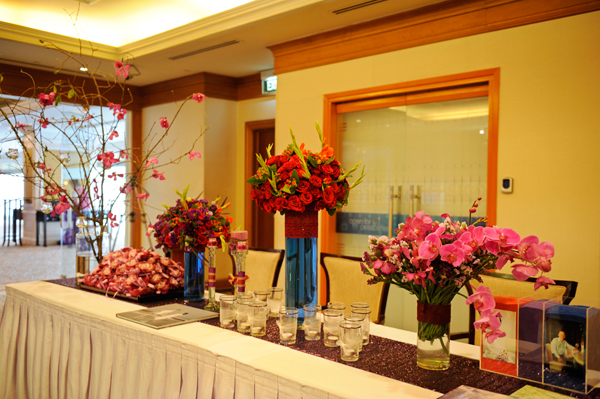 trang trí tiệc cưới đỏ tím - hình minh họa 11