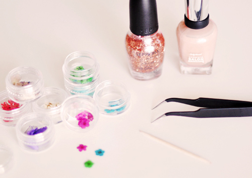 2 mẫu nail hoa rực rỡ đón cuối tuần - 3