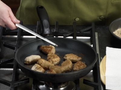 Learn How To Cook - How To Photo Pictorial Steps Frog Legs Turn them on the last side to brown and place in a 400 degree oven for 5 minutes to cook thoroughly. A Step-by-Step How To Photo Pictorial Learn How To Cook - How To Photo Pictorial Steps Frog Legs