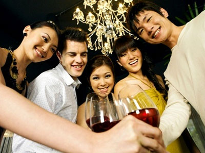 hòa nhập với bạn bè của chồng