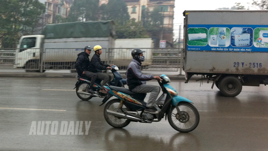 Kinh nghiệm quý báu khi đi xe máy trời mưa phùn giá rét Kinh nghiệm quý báu khi đi xe máy trời mưa phùn giá rét
