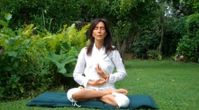 5 động tác yoga để 'trẻ mãi không già' - 1