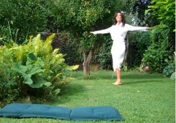 5 động tác yoga để 'trẻ mãi không già' - 2