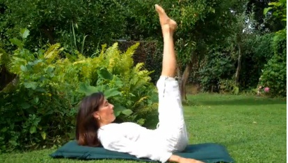 5 động tác yoga để 'trẻ mãi không già' - 3