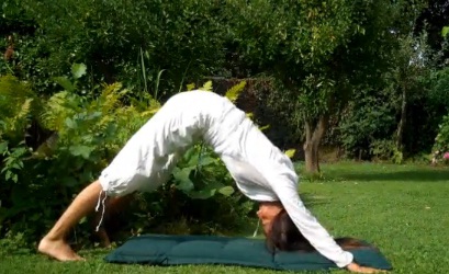 5 động tác yoga để 'trẻ mãi không già' - 6
