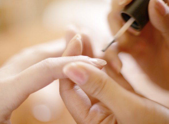 Mẹo nhỏ giúp giữ móng tay luôn bóng bẩy, nuột nà 2 chăm sóc móng tay - hình minh họa 2