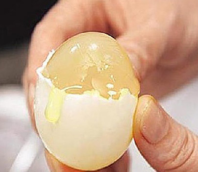 phân biệt trứng gà giả