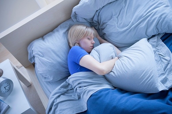 lợi ích của gối ôm khi ngủ - hình minh họa 2