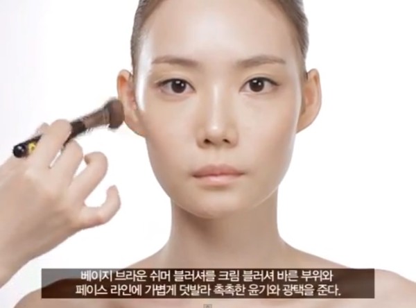 Trang điểm "mát lạnh" với gam ánh bạc hợp gu công sở 9 trang điểm mắt ánh bạc công sở - hình minh họa 10