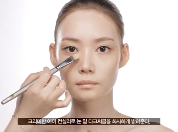 Trang điểm "mát lạnh" với gam ánh bạc hợp gu công sở 3 trang điểm mắt ánh bạc công sở