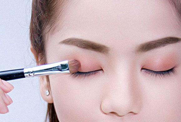 Trang điểm cho gương mặt tròn trở nên thon gọn